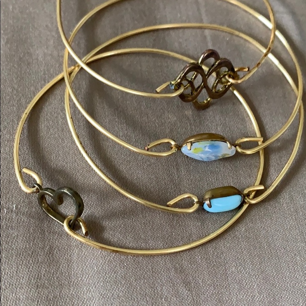 Set of bangle gold bracelets. - Picture 2 of 2